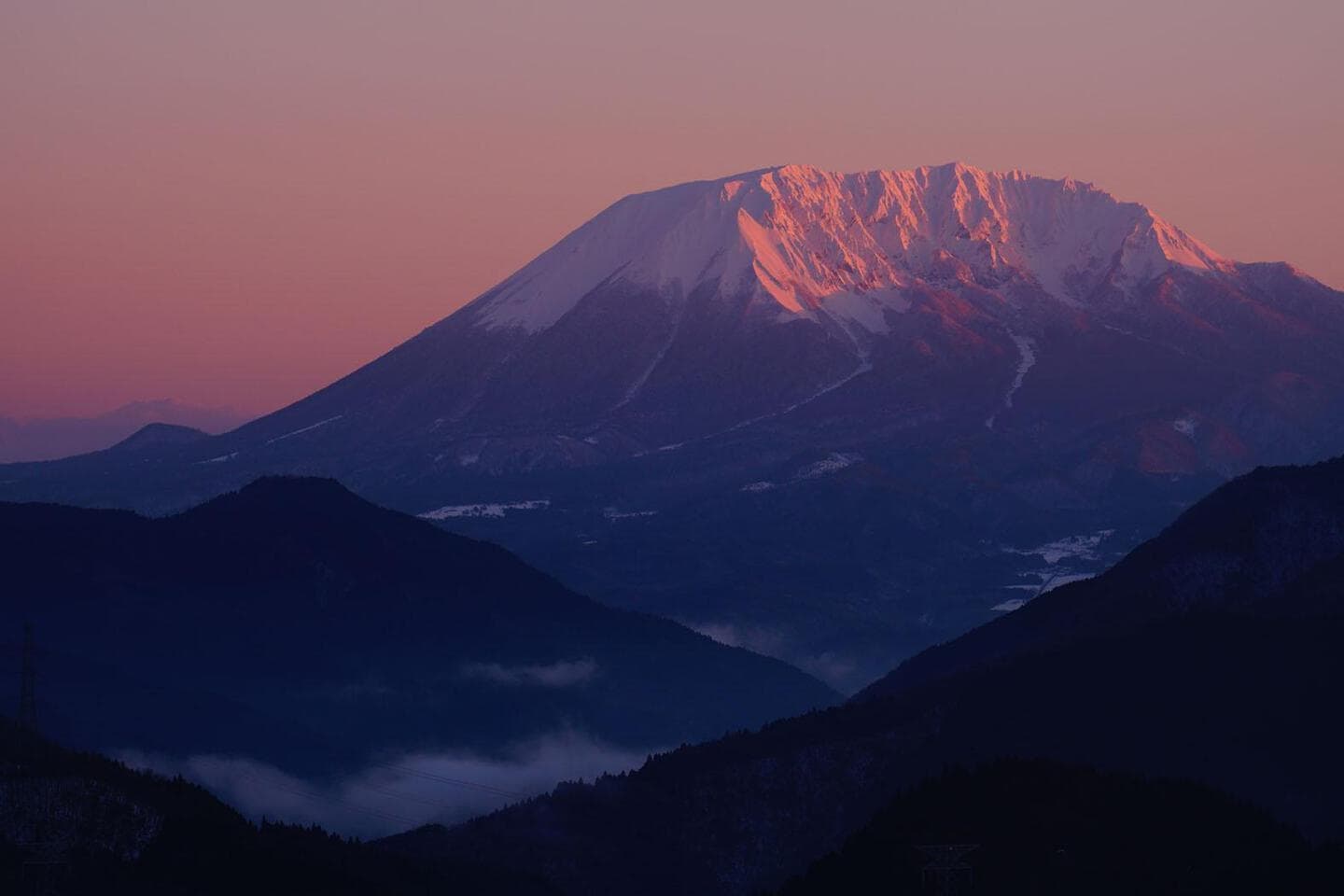 明智峠から見る裏大山(朝焼け)